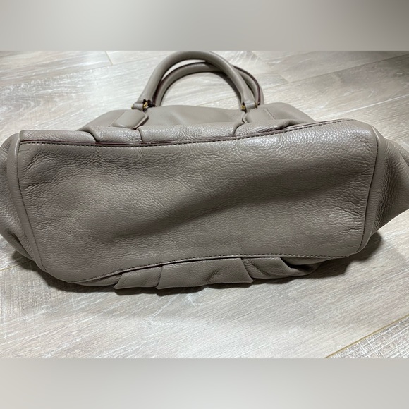 Marc by Marc Jacobs Solid Leather Shoulder Bag in Cement color, Very Good - Picture 7 of 12